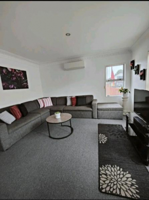 Home Close to Amenities and Airport.
